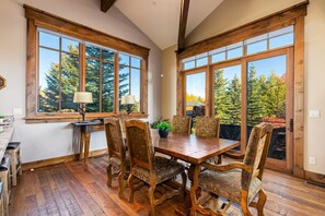 Dining - Luxury townhome on the golf course with 3 fireplaces, gas grill, & great view (Park City)