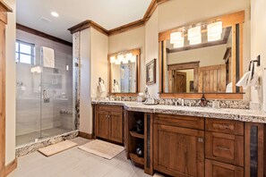 Shower, hair dryer, towels - Luxury townhome on the golf course with 3 fireplaces, gas grill, & great view (Park City)