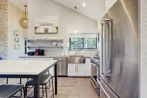 Refrigerador, microondas, horno y parrilla de estufa 