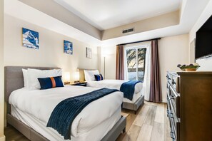 2 bedrooms, iron/ironing board, travel cot, WiFi - Adventure condo near skiing with hot tub, & sauna - block from the lift (Park City)