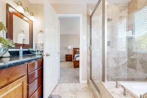 Shower, hair dryer, towels, shampoo - Charming townhome with private hot tub, foosball table, easy canyon access (Cottonwood Heights)