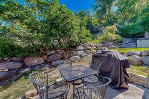 Outdoor dining - Charming townhome with private hot tub, foosball table, easy canyon access (Cottonwood Heights)