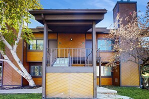 Exterior - Ski Lodge-Inspired Condo with two lofts plus Shared Pools, Hot Tubs, & Tennis (Park City)