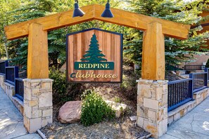 Property grounds - Ski Lodge-Inspired Condo with two lofts plus Shared Pools, Hot Tubs, & Tennis (Park City)