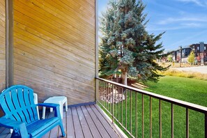 Property grounds - Ski Lodge-Inspired Condo with two lofts plus Shared Pools, Hot Tubs, & Tennis (Park City)