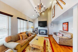 TV, offices - Superb, mountain-view condo with Pack-N-Play, full kitchen, TV, & washer & dryer (Park City)