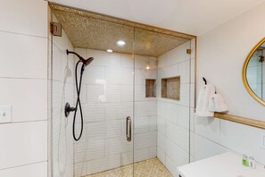 Shower, hair dryer, towels - Superb, mountain-view condo with Pack-N-Play, full kitchen, TV, & washer & dryer (Park City)