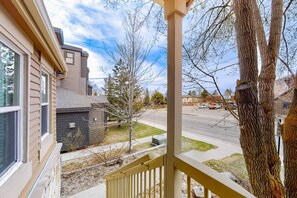 Property grounds - Superb, mountain-view condo with Pack-N-Play, full kitchen, TV, & washer & dryer (Park City)