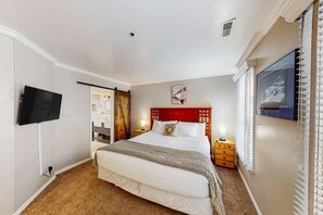 Iron/ironing board, WiFi, bed sheets - Superb, mountain-view condo with Pack-N-Play, full kitchen, TV, & washer & dryer (Park City)