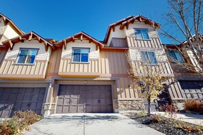 Exterior - Spacious townhouse with community pool, balcony & gym - close to Hideout (Hideout)