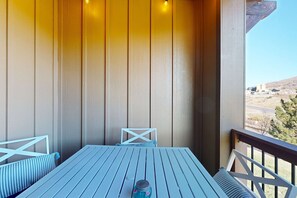 Outdoor dining - Spacious townhouse with community pool, balcony & gym - close to Hideout (Hideout)
