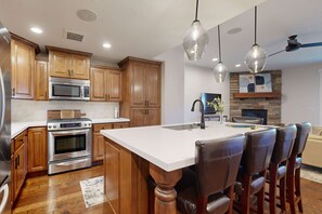 Fridge, microwave, oven, stovetop - Spacious townhouse with community pool, balcony & gym - close to Hideout (Hideout)