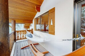 Property grounds - Beautiful ski chalet with gourmet kitchen, theater room & private hot tub (Brighton)