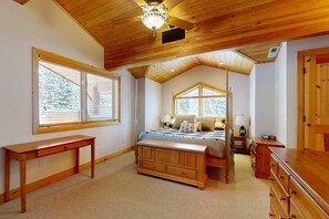 6 bedrooms, desk, iron/ironing board, travel cot - Beautiful ski chalet with gourmet kitchen, theater room & private hot tub (Brighton)