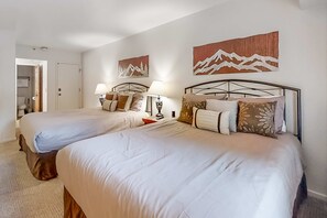 Iron/ironing board, WiFi, bed sheets - Mountain escape with pool, hot tub & balcony - near town lift & Main St (Park City)