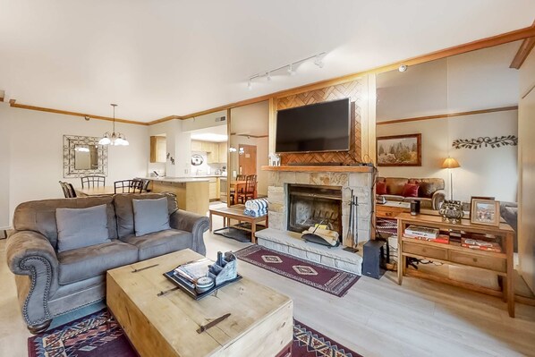 TV, fireplace, offices - Mountain escape with pool, hot tub & balcony - near town lift & Main St (Park City)