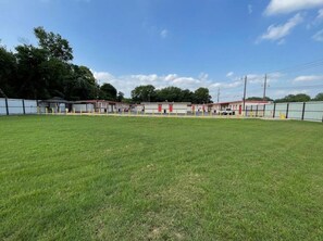 Property grounds - RED DOOR MOTEL (DALLAS)