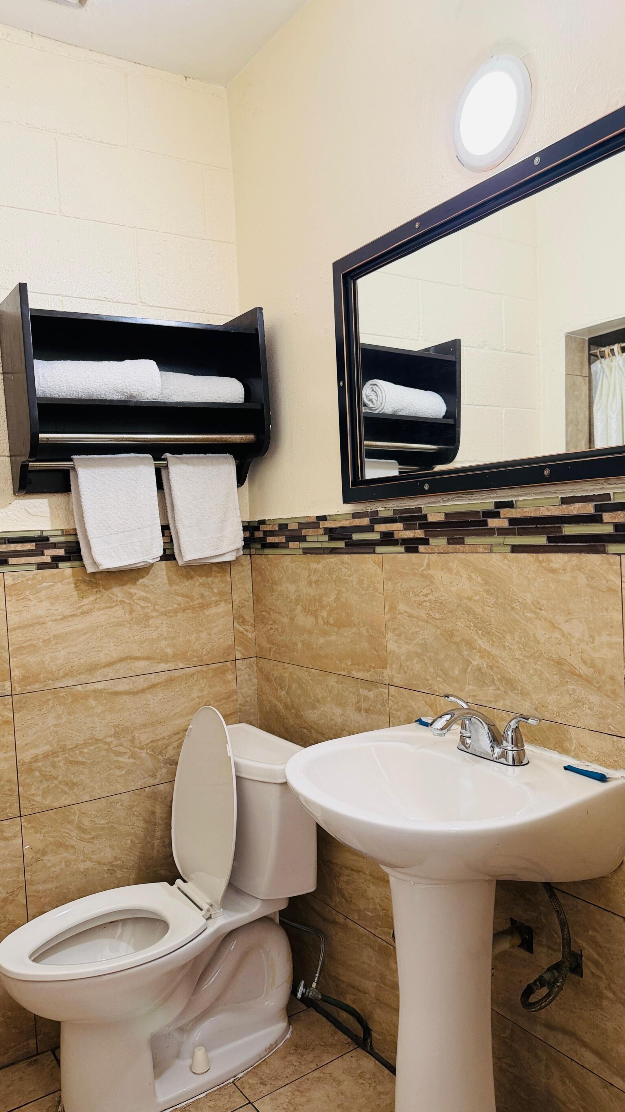 Basic Single Room | Bathroom