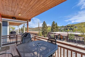 Outdoor dining - Charming house overlooking Main St with hot tub - Walk to Slopes (Park City)
