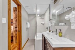 Shower, hair dryer, towels - Charming house overlooking Main St with hot tub - Walk to Slopes (Park City)