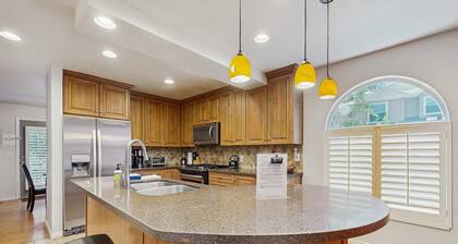 Quiet & spacious townhome with a private hot tub & great views - close to skiing