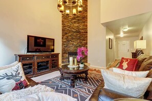TV, fireplace, DVD player, offices - Spacious and sophisticated home w/ private hot tub - close to skiing (Cottonwood Heights)