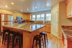 Fridge, microwave, oven, stovetop - Spacious and sophisticated home w/ private hot tub - close to skiing (Cottonwood Heights)