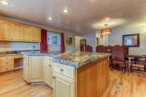 Dining - Spacious and sophisticated home w/ private hot tub - close to skiing (Cottonwood Heights)