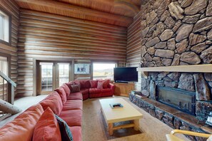 Televisión, chimenea y oficina 