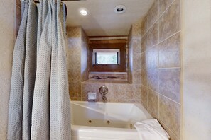 Shower, hair dryer, towels - Charming townhouse overlooking golf course with private hot tub - Walk to lifts (Park City)