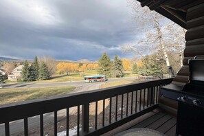 Property grounds - Charming townhouse overlooking golf course with private hot tub - Walk to lifts (Park City)