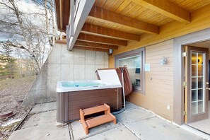 Outdoor spa tub - Charming townhouse overlooking golf course with private hot tub - Walk to lifts (Park City)