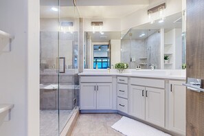 Shower, hair dryer, towels - Private Hot Tub, Mountain Views, Near Golf Course and Walk to Lifts (Park City)
