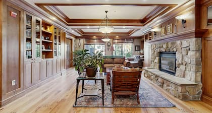 2nd-floor ski-in/out condo w/balcony, fireplace, shared pool, hot tub, game room