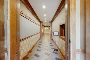Interior - Relaxing mountain-view condo with shared hot tub, pool & more-walk to ski lifts (Solitude)