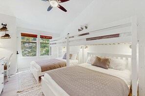 2 bedrooms, WiFi, bed sheets, wheelchair access - Relaxing mountain-view condo with shared hot tub, pool & more-walk to ski lifts (Solitude)
