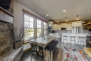 Fridge, microwave, oven, stovetop - Brand-New Chic Condo - Minutes to Gondola, Downtown & Jordanelle Reservoir (Heber City)
