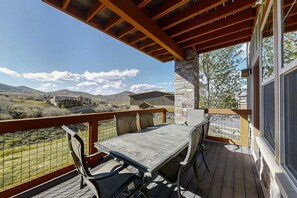 Outdoor dining - Brand-New Chic Condo - Minutes to Gondola, Downtown & Jordanelle Reservoir (Heber City)