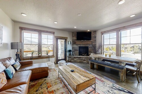 Chic 3BR Mountain Condo Minutes to Deer Valley Gondola & Downtown Park City