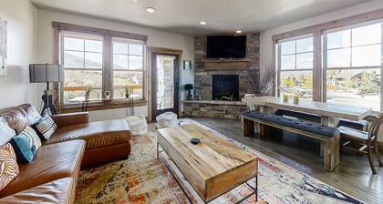 Chic 3BR Mountain Condo Minutes to Deer Valley Gondola & Downtown Park City