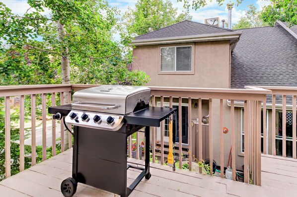 A barbecue grill on a deck with a house in the background. - Modern Townhouse with Jetted Tub & Private Deck - Close to Four Ski Areas (Cottonwood Heights)