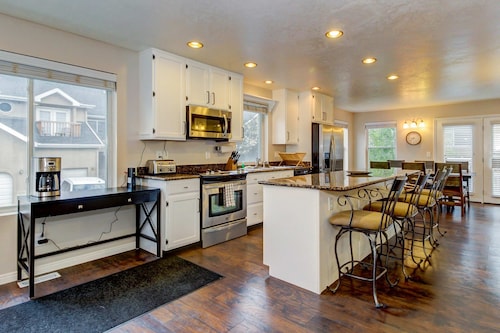 Modern Townhouse with Jetted Tub & Private Deck - Close to Four Ski Areas