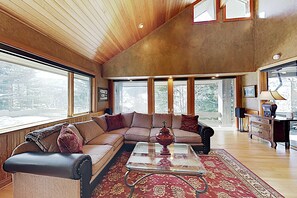TV, fireplace, DVD player, stereo - Elegant Mountain Home w/ Hot Tub & 3 Fireplaces - Near Skiing (Park City)