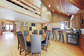 Fridge, microwave, oven, stovetop - Elegant Mountain Home w/ Hot Tub & 3 Fireplaces - Near Skiing (Park City)