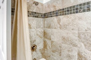 Shower, hair dryer, towels, shampoo - Studio condo with pool & hot tub - disability access, near the slopes (Park City)