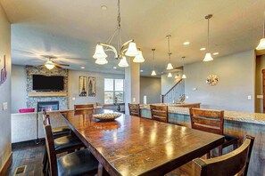 Dining - Home with fireplace, private hot tub, shared pool, game and fitness facilities (Kamas)