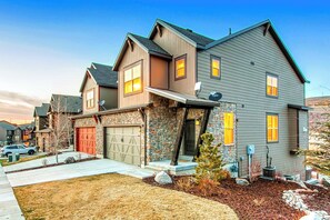 Exterior - Home with fireplace, private hot tub, shared pool, game and fitness facilities (Kamas)