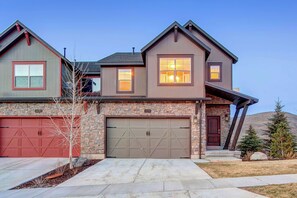 Exterior - Home with fireplace, private hot tub, shared pool, game and fitness facilities (Kamas)