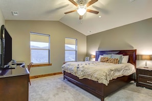 Iron/ironing board, WiFi, bed sheets - Home with fireplace, private hot tub, shared pool, game and fitness facilities (Kamas)