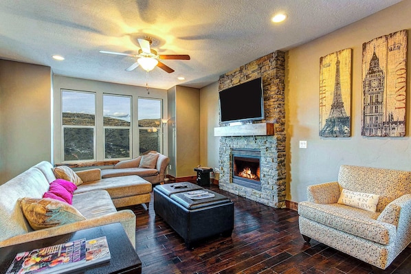 TV, fireplace, video games, DVD player - Home with fireplace, private hot tub, shared pool, game and fitness facilities (Kamas)